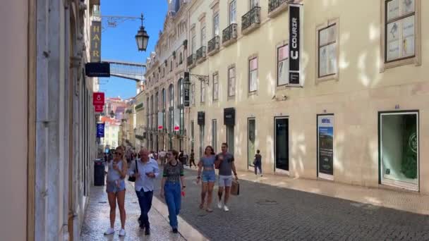 Pessoas Caminhando Rua Carmonearby Skybridge Lisboa — Vídeo de Stock