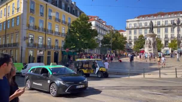 Auto Rijden Weg Naast Luis Camoes Plein Lissabon — Stockvideo