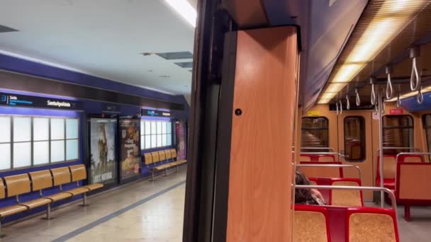 Een Vrouw Zit Alleen Een Lege Metro Het Metrostation — Stockvideo