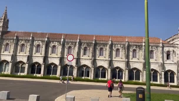 Blick Aus Dem Seitenfenster Einer Fahrenden Straßenbahn Hieronymiten Kloster Lissabon — Stockvideo