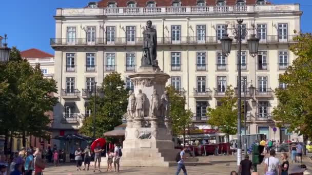 Turistas Praça Luis Camoes Lisboa — Vídeo de Stock