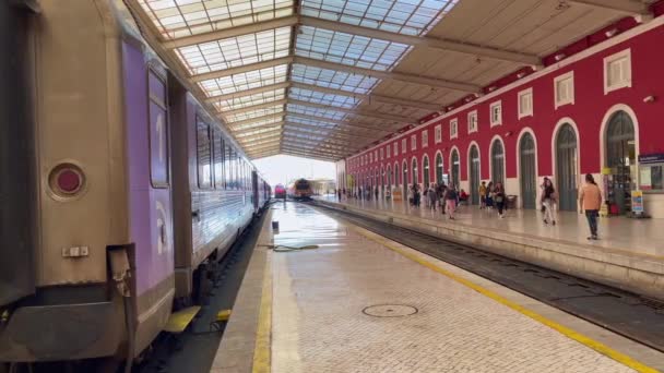 Επιβάτες Που Περπατούν Στο Σιδηροδρομικό Σταθμό Της Λισαβόνας — Αρχείο Βίντεο