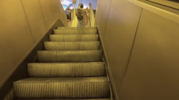 Ludzie Biorący Schody Ruchome Wewnątrz Stacji Metra Lizbonie — Wideo stockowe