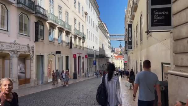 Mensen Wandelen Rua Carmonearbij Skybridge Lissabon — Stockvideo