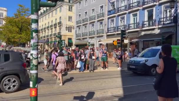 Coches Conduciendo Por Carretera Junto Plaza Luis Camoes Lisboa — Vídeos de Stock