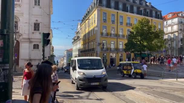 Coches Conduciendo Por Carretera Junto Plaza Luis Camoes Lisboa — Vídeos de Stock