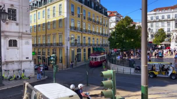 リスボンのルイス カモス広場を通るレトロなトラム — ストック動画