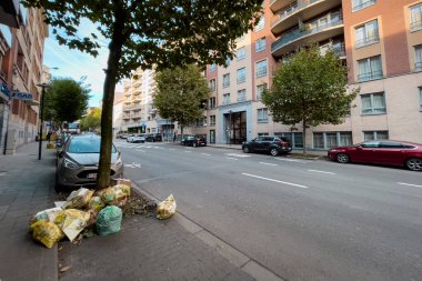 Brüksel 'de kaldırımda duran plastik çöp torbaları.