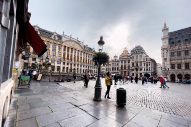 Brüksel, Belçika 'daki Grand Place' te takılan turistler