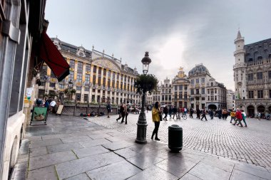 Brüksel, Belçika 'daki Grand Place' te takılan turistler