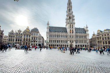 Brüksel, Belçika 'daki Grand Place' te takılan turistler