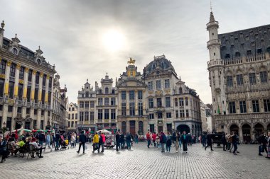 Brüksel, Belçika 'daki Grand Place' te takılan turistler