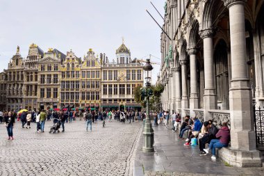 Brüksel, Belçika 'daki Grand Place' te takılan turistler