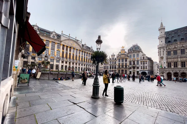 벨기에 브뤼셀의 그랜드 플레이스에 매달려 관광객들 — 스톡 사진