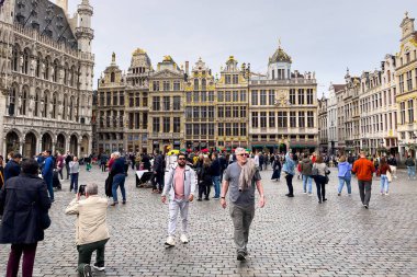 Brüksel, Belçika 'daki Grand Place' te takılan turistler