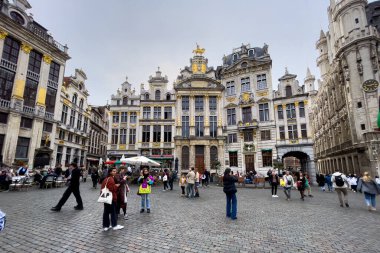 Brüksel, Belçika 'daki Grand Place' te takılan turistler