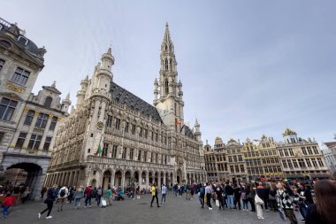 Brüksel, Belçika 'daki Grand Place' te takılan turistler