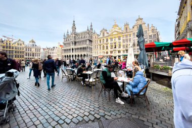 Brüksel, Belçika 'daki Grand Place' te takılan turistler