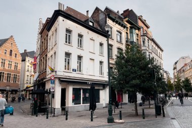 Brüksel sokaklarında yürüyen insanlar