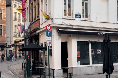 Brüksel sokaklarında yürüyen insanlar