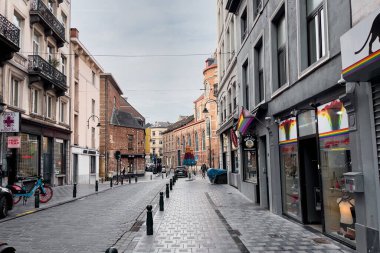 Brüksel sokaklarında yürüyen insanlar