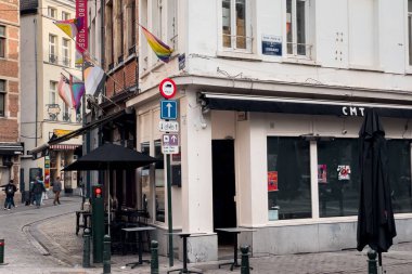 Brüksel sokaklarında yürüyen insanlar