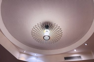 Arka planda beyaz bir tavan ile aydınlatılmış modern daire metal lamba.