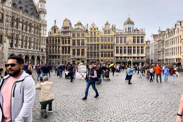 Τουρίστες Που Συχνάζουν Στο Grand Place Στις Βρυξέλλες Βέλγιο — Φωτογραφία Αρχείου