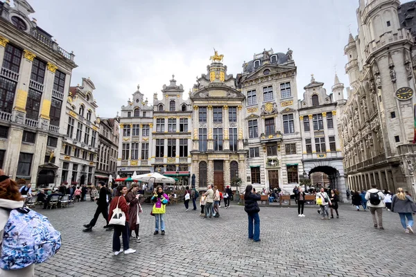 Туристы Тусуются Отеле Grand Place Брюсселе Бельгия — стоковое фото