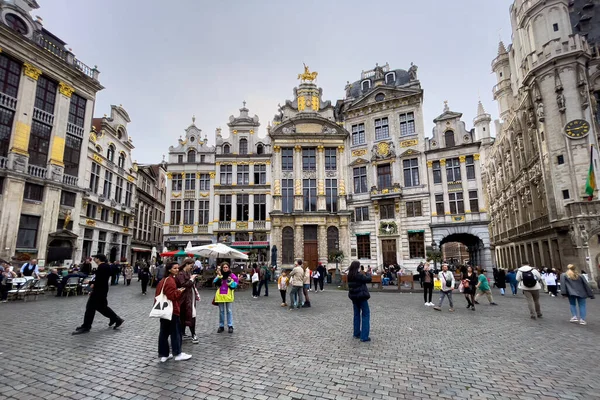 Туристы Тусуются Отеле Grand Place Брюсселе Бельгия — стоковое фото