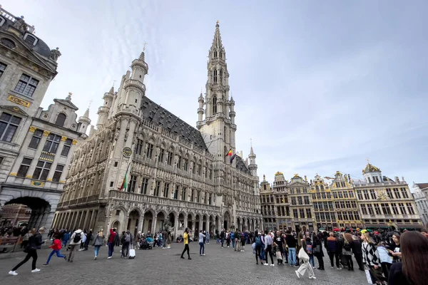 Brüksel, Belçika 'daki Grand Place' te takılan turistler