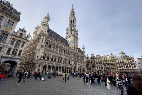 Brüksel, Belçika 'daki Grand Place' te takılan turistler