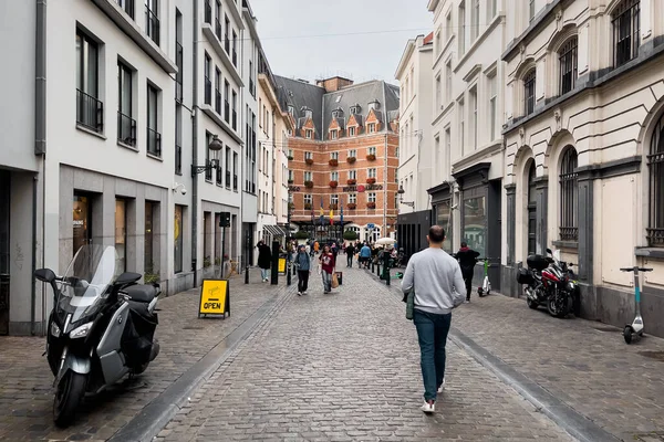 Ludzie Spacerujący Ulicą Brukseli — Zdjęcie stockowe