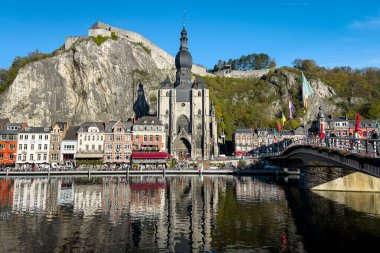Belçika 'da Meuse Nehri manzaralı tarihi Dinant kasabası manzarası