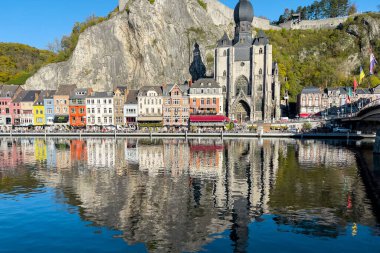 Belçika 'da Meuse Nehri manzaralı tarihi Dinant kasabası manzarası