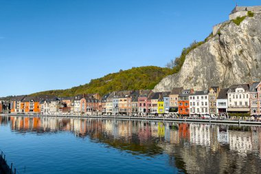 Belçika 'da Meuse Nehri manzaralı tarihi Dinant kasabası manzarası