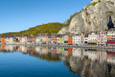 Belçika 'da Meuse Nehri manzaralı tarihi Dinant kasabası manzarası