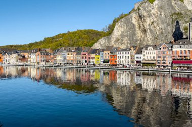 Belçika 'da Meuse Nehri manzaralı tarihi Dinant kasabası manzarası