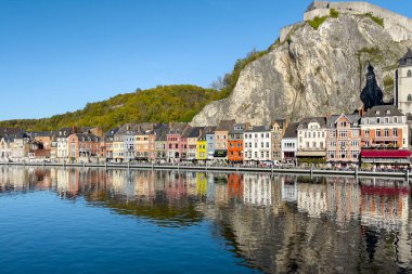 Belçika 'da Meuse Nehri manzaralı tarihi Dinant kasabası manzarası