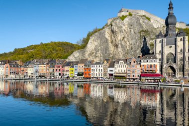 Belçika 'da Meuse Nehri manzaralı tarihi Dinant kasabası manzarası