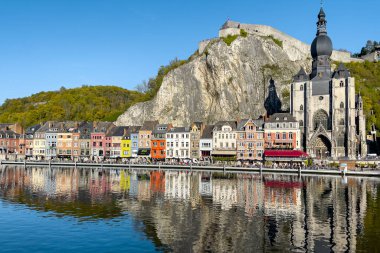Belçika 'da Meuse Nehri manzaralı tarihi Dinant kasabası manzarası