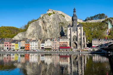 Belçika 'da Meuse Nehri manzaralı tarihi Dinant kasabası manzarası