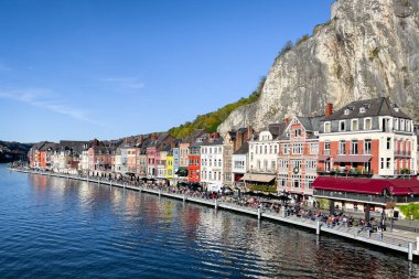 Belçika 'da Meuse Nehri manzaralı tarihi Dinant kasabası manzarası