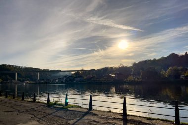 Belçika 'da Meuse Nehri manzaralı tarihi Dinant kasabası manzarası