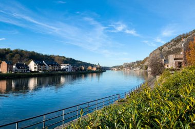 Belçika 'da Meuse Nehri manzaralı tarihi Dinant kasabası manzarası