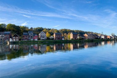 Belçika 'da Meuse Nehri manzaralı tarihi Dinant kasabası manzarası