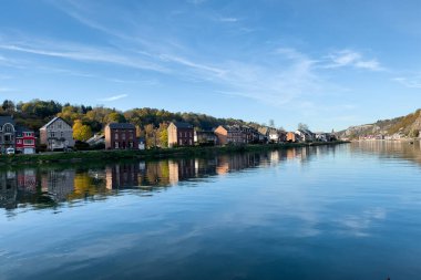 Belçika 'da Meuse Nehri manzaralı tarihi Dinant kasabası manzarası