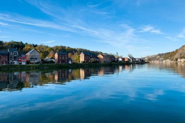 Belçika 'da Meuse Nehri manzaralı tarihi Dinant kasabası manzarası