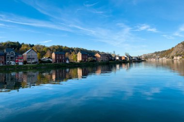 Belçika 'da Meuse Nehri manzaralı tarihi Dinant kasabası manzarası