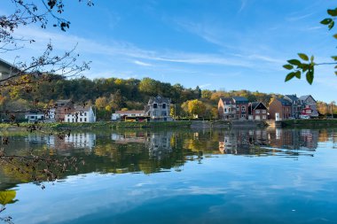 Belçika 'da Meuse Nehri manzaralı tarihi Dinant kasabası manzarası